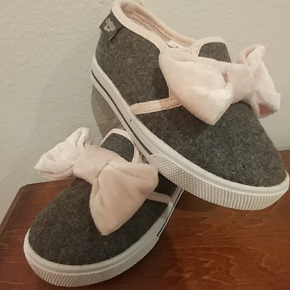 OshKosh B'gosh Other - OshKosh B'gosh gray slip-on sneaker w/ pink bow